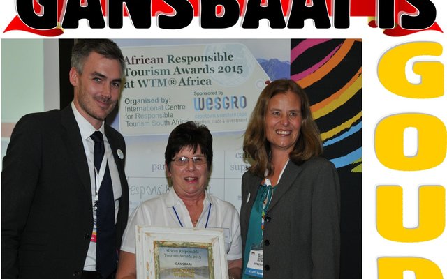 Gansbaai is GOUD: Vlnr is Tim Harris (Hoof Uitvoerende Direkteur: WESGRO), Glenda Kitley (Bestuurder: Gansbaai Toerisme) en Heidi van der Walt (Besturende Direkteur: Toerisme Afrika) tydens die oorhandiging van die sertifikaat vir Gansbaai as die Algehele Wenner